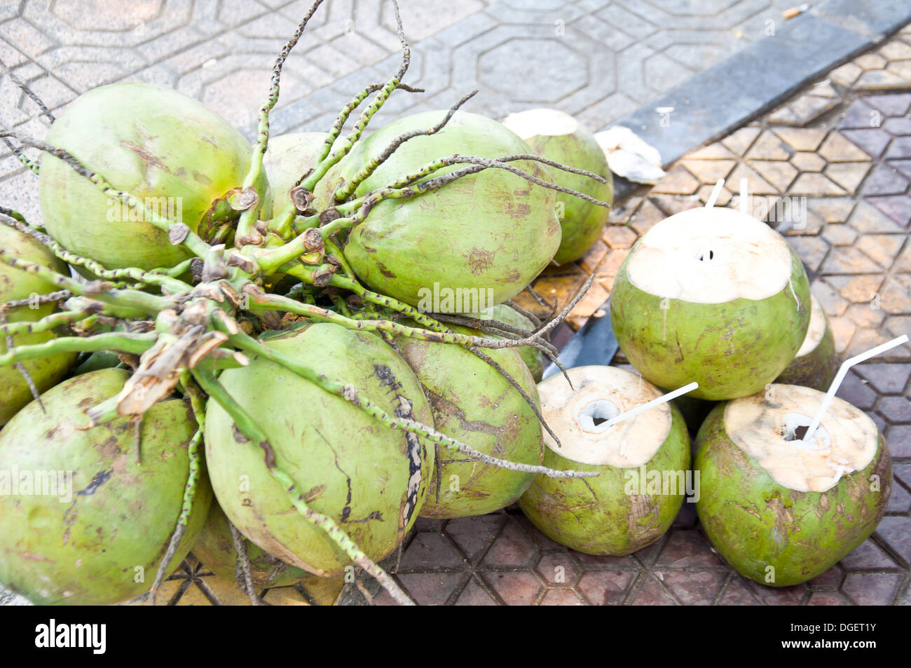 Il cocco e il succo di cocco sul terreno il cibo dalla natura Foto Stock