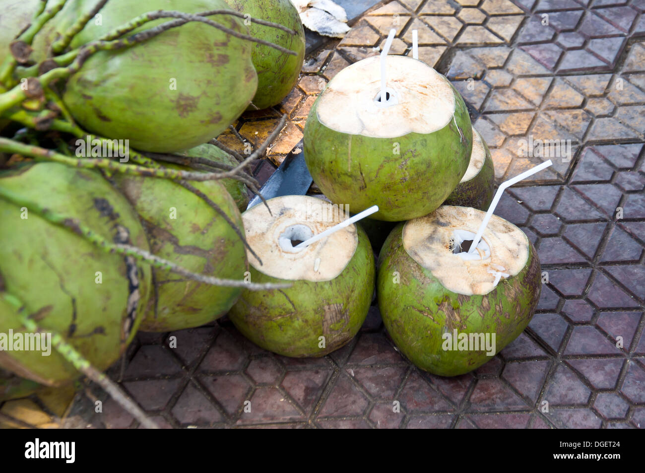 Il cocco e il succo di cocco sul terreno il cibo dalla natura Foto Stock