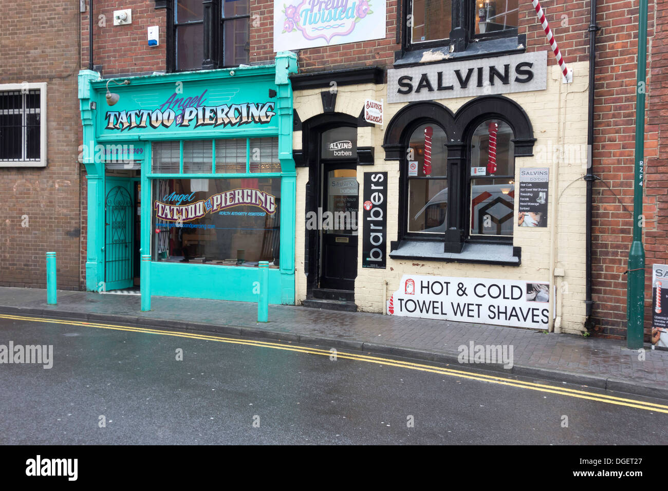 Due piccoli negozi in Middlesbrough offre Tattoo Piercing e Barber shop services Foto Stock