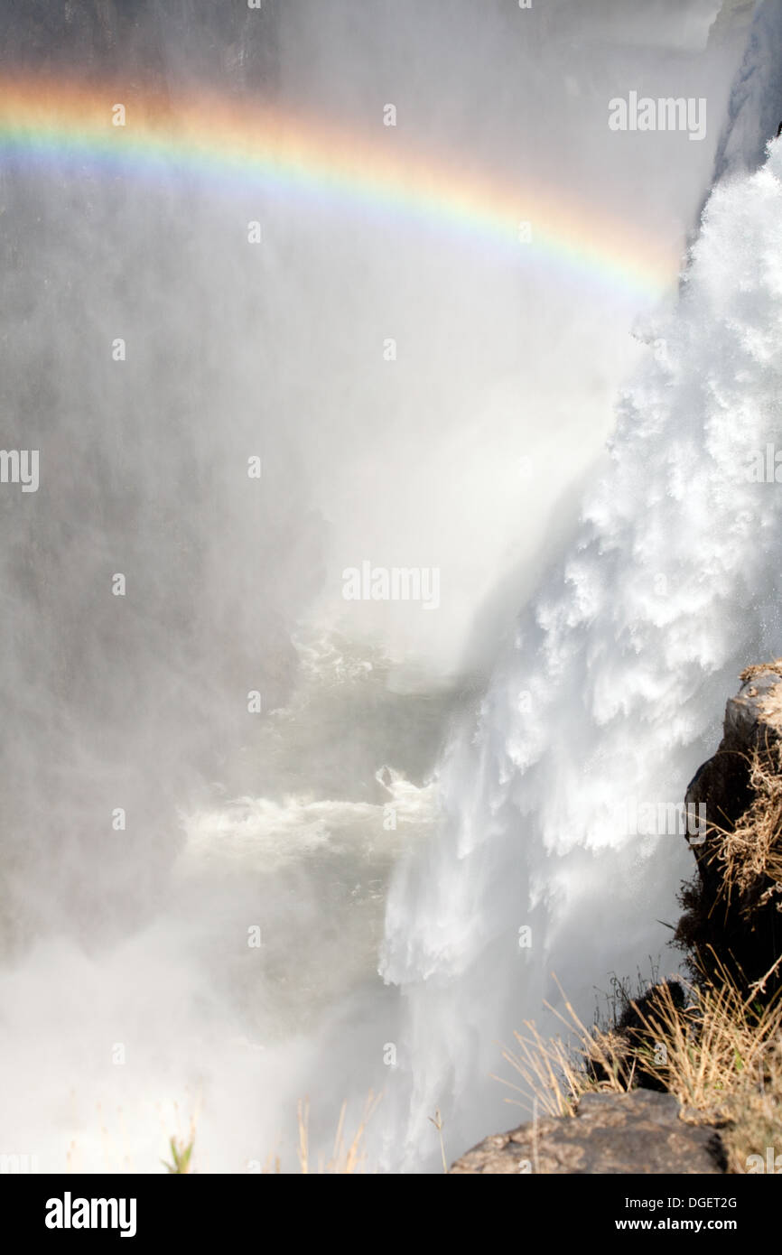 Cascate Vittoria arcobaleno, cataratta principale e arcobaleno guardando alla parte inferiore delle cascate da Livingstone Island, Zambia lato, Africa Foto Stock