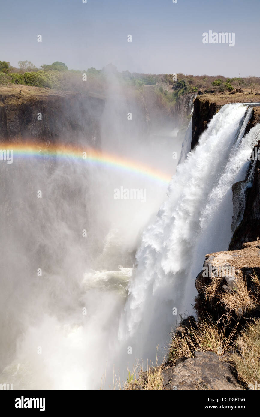 Victoria Falls, Zambia con arcobaleno, visto da di Livingstone isola sul lato dello Zambia, Africa Foto Stock