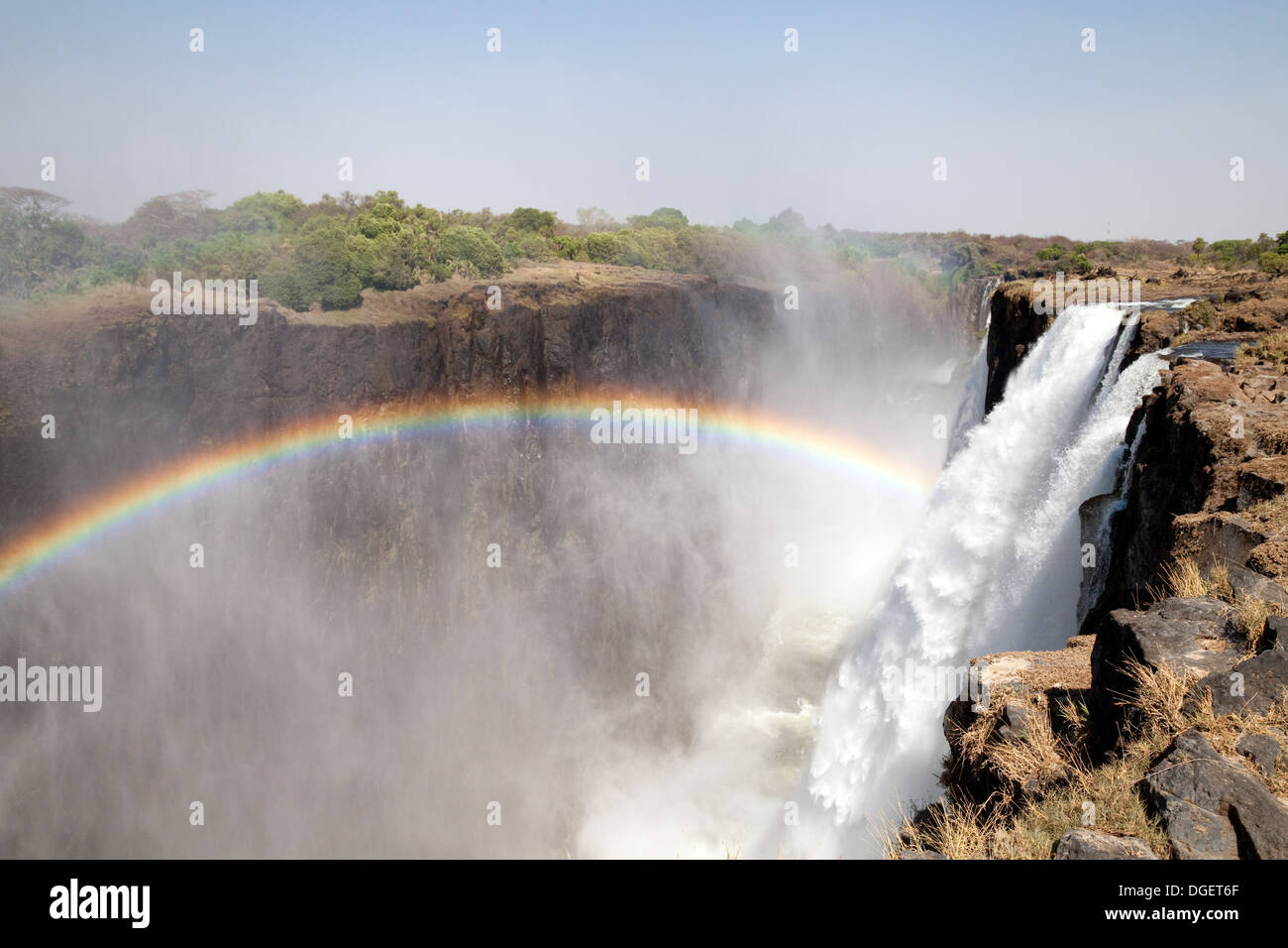 Victoria Falls, Zambia con arcobaleno, visto da di Livingstone isola sul lato dello Zambia, Africa Foto Stock