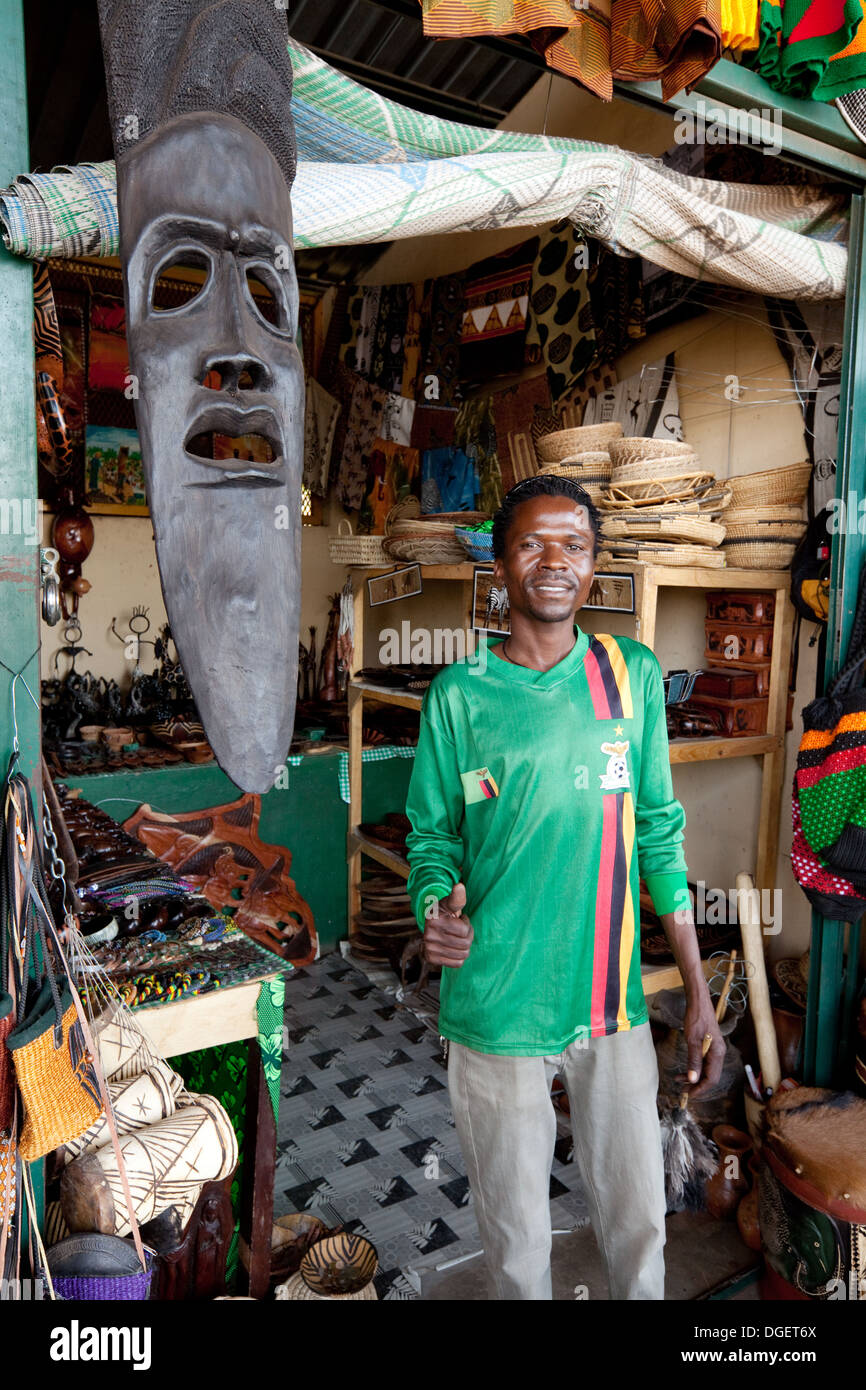 Locale negoziante dello Zambia nel suo mestiere e un negozio di curiosita', Livingstone Town Center, Zambia Africa Foto Stock