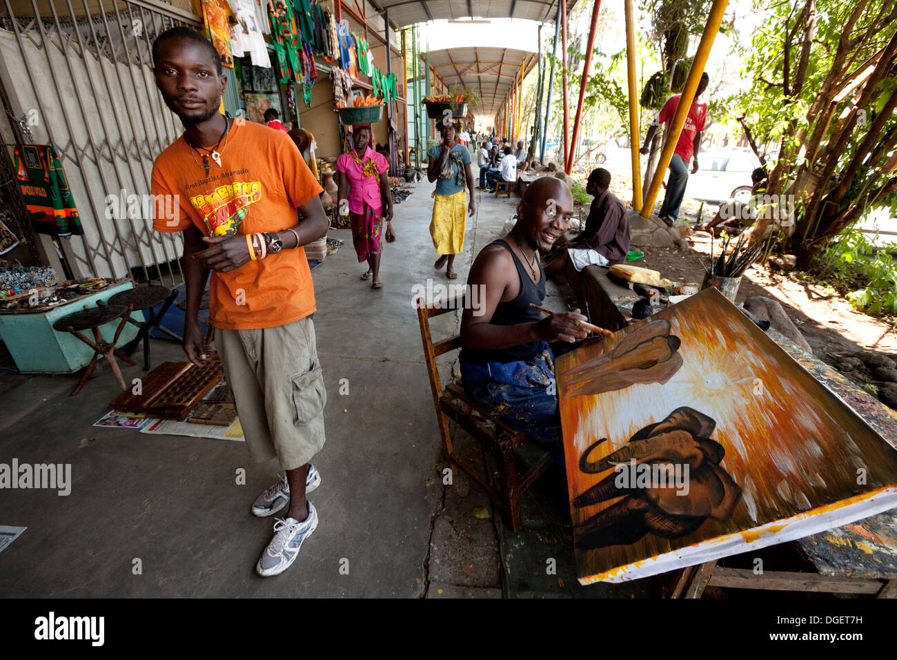 Negoziante locale e pittore artigiano, il mercato di Livingstone Centro città Centro Africa Zambia Foto Stock