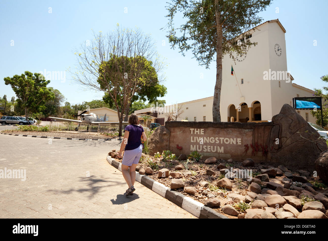 Un turista entrando nel museo Livingstone Livingstone town, Zambia, Africa Foto Stock