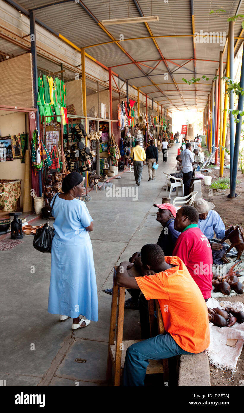 Scena di strada con persone locali artigianali e negozi curioso, Livingstone Town Center, Zambia Africa Foto Stock