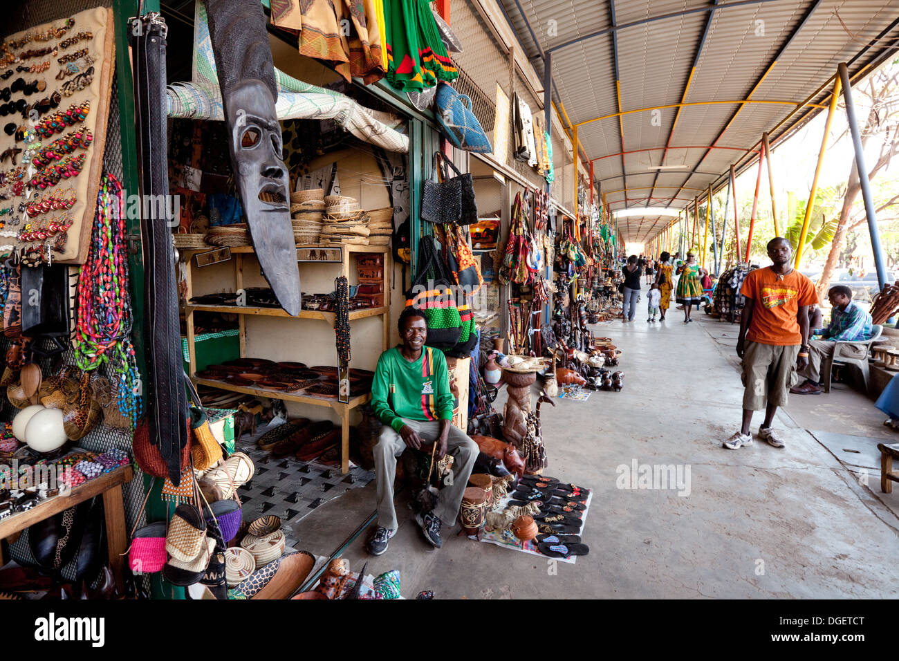 Scena di strada con artigianato e negozi curioso, che illustra la cultura locale, Livingstone Town Center, Zambia Africa Foto Stock