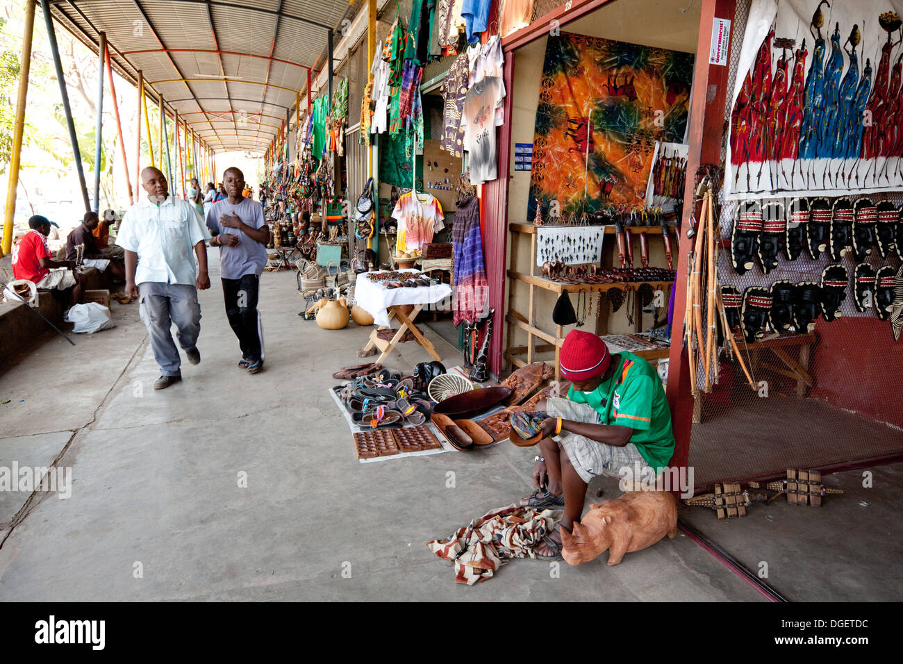 Scena di strada con artigianato e negozi curioso, Livingstone Town Center, Zambia Africa Foto Stock