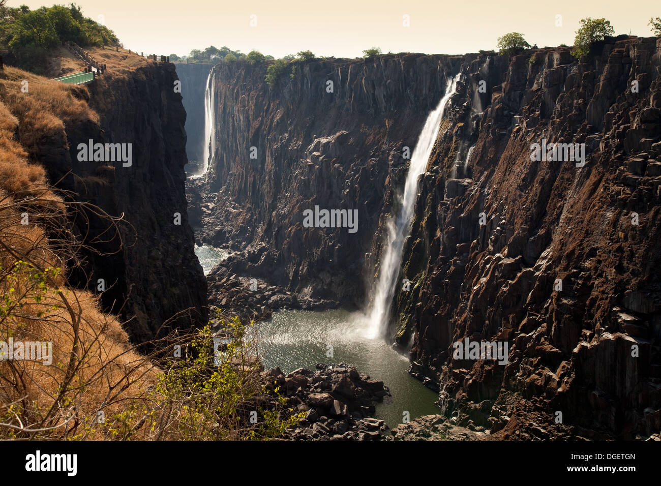 La Victoria Falls nella stagione secca (ottobre) sul lato dello Zambia in serata, Zambia Africa Foto Stock