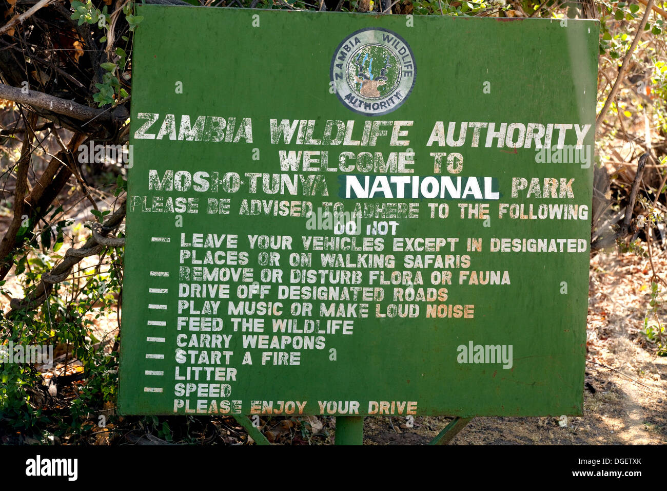 Il segno all'ingresso del Mosi oa Tunya National Park vicino a Victoria Falls, Zambia Africa Foto Stock