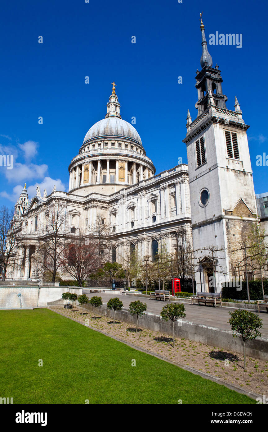 Cattedrale di San Paolo e la torre della ex chiesa di Sant'Agostino (ora la Cattedrale di San Paolo coro scuola) a Londra. Foto Stock