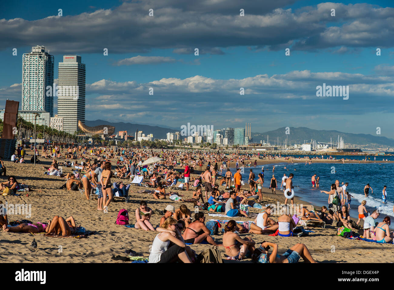 Spiaggia di sabbia nel quartiere della Barceloneta, Barcellona, in Catalogna, Spagna Foto Stock