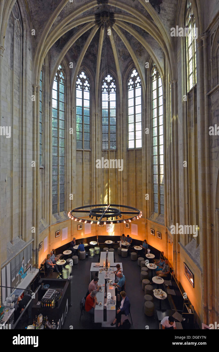 Maastricht Selexyz Dominicanen libreria tavoli da bar a forma di croce in un edificio storico della chiesa gotica del XIII secolo Paesi Bassi UE Foto Stock