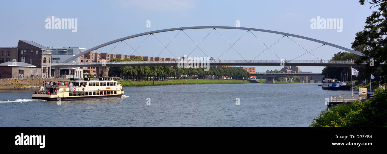 Tour panoramico in barca della città di Maastricht, UE, che passa sotto la chiara apertura del ponte ad arco Hoge Brug sopra la Mosa del fiume, utilizzato solo da ciclisti e pedoni Foto Stock