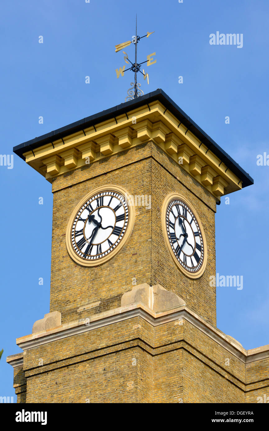Torre dell orologio al di sopra di Kings Cross stazione ferroviaria Foto Stock