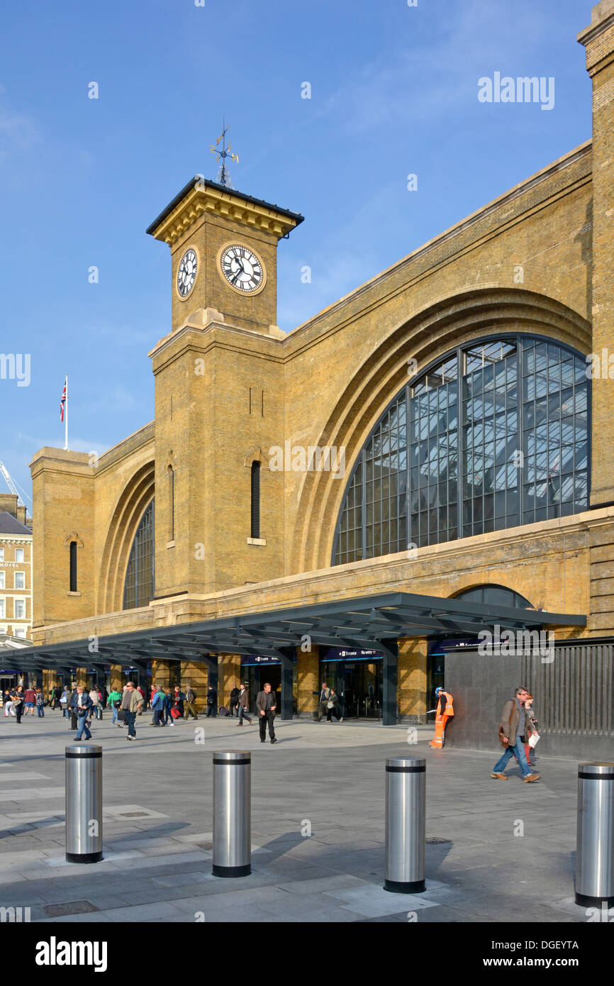 Rinnovato a Kings Cross Square e dalla stazione ferroviaria parte della facciata di riqualificazione della stazione di King Cross Foto Stock