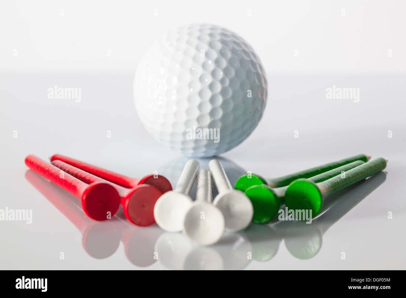 Diverse attrezzature da golf sul tavolo di vetro Foto Stock