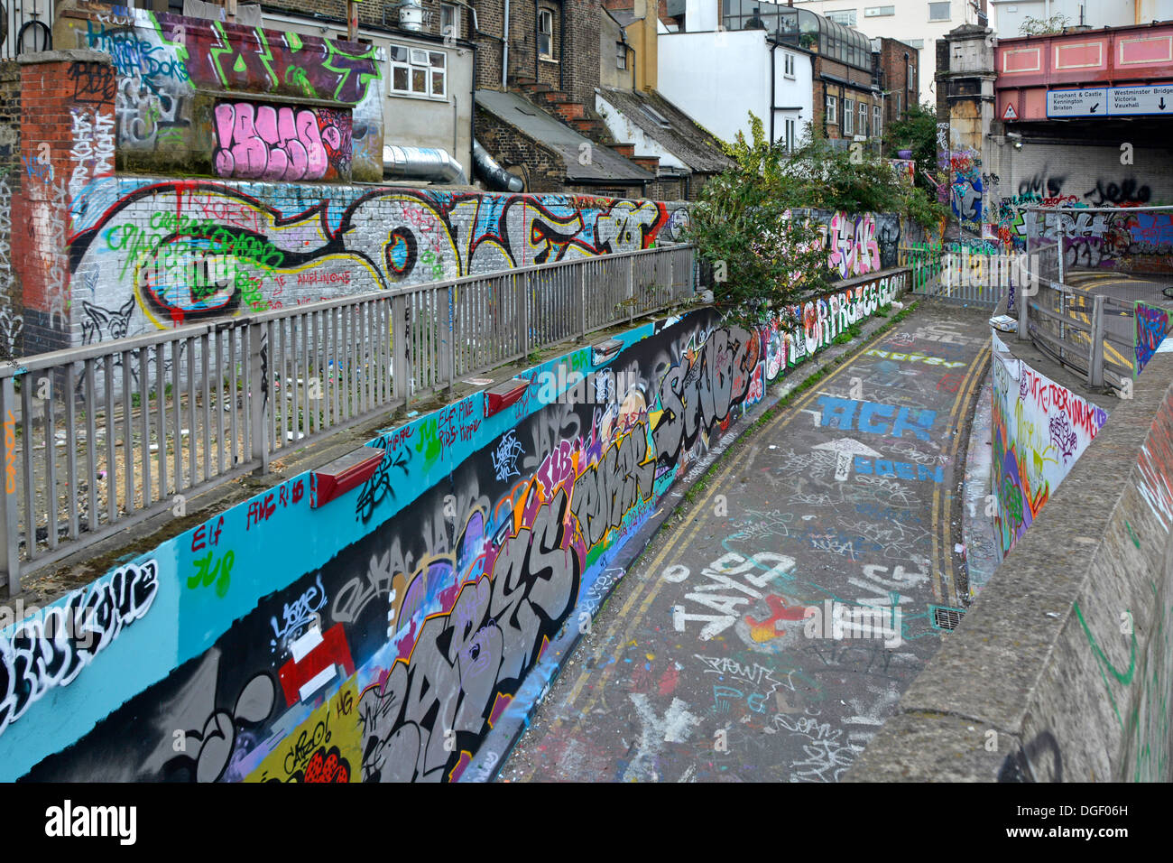 Chiuso fuori strada stretta e le pareti adiacenti ed edifici coperto di graffiti Foto Stock