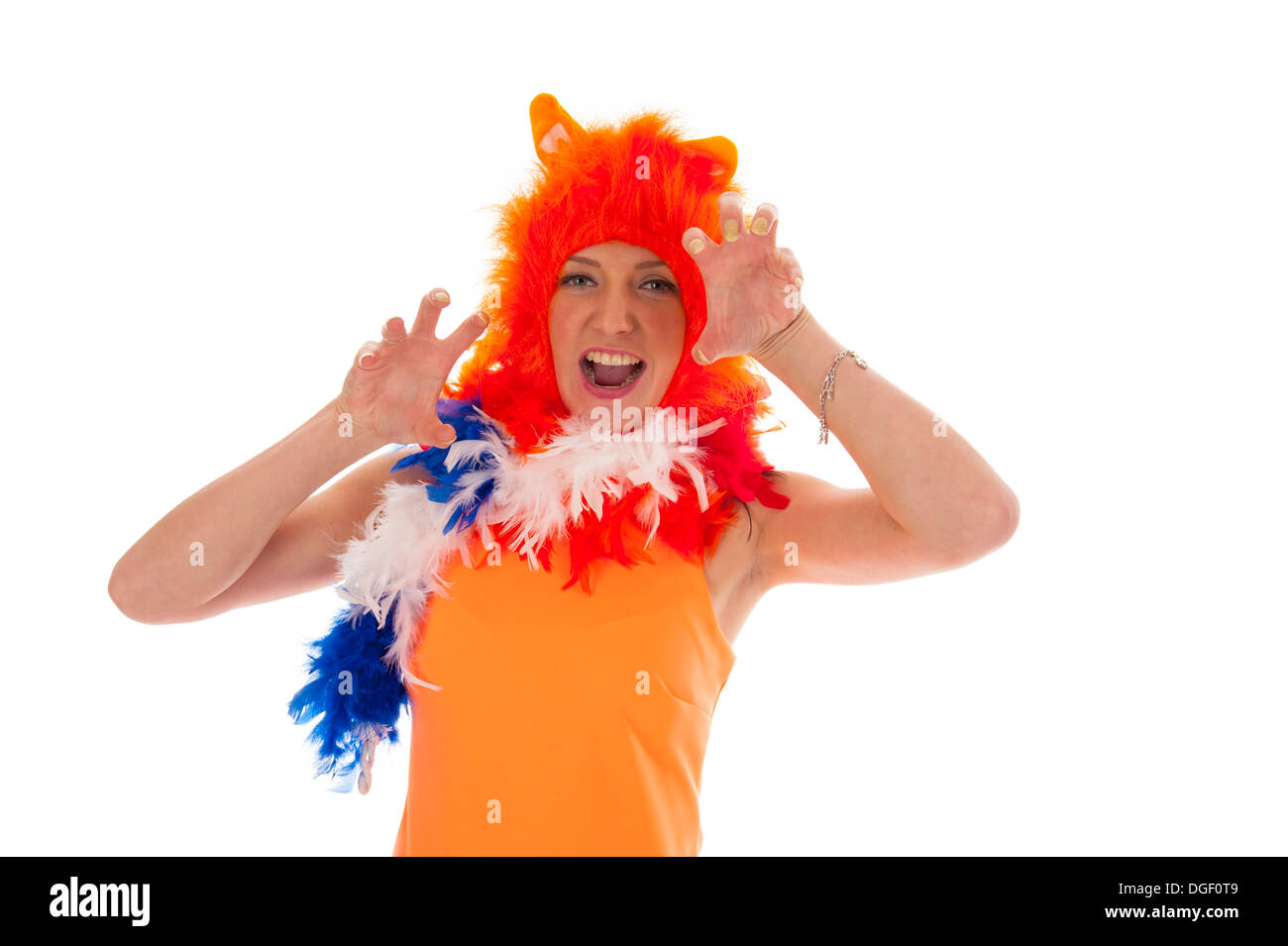 Una ragazza vestita come un leone arancione, come un sostenitore del calcio olandese team Foto Stock
