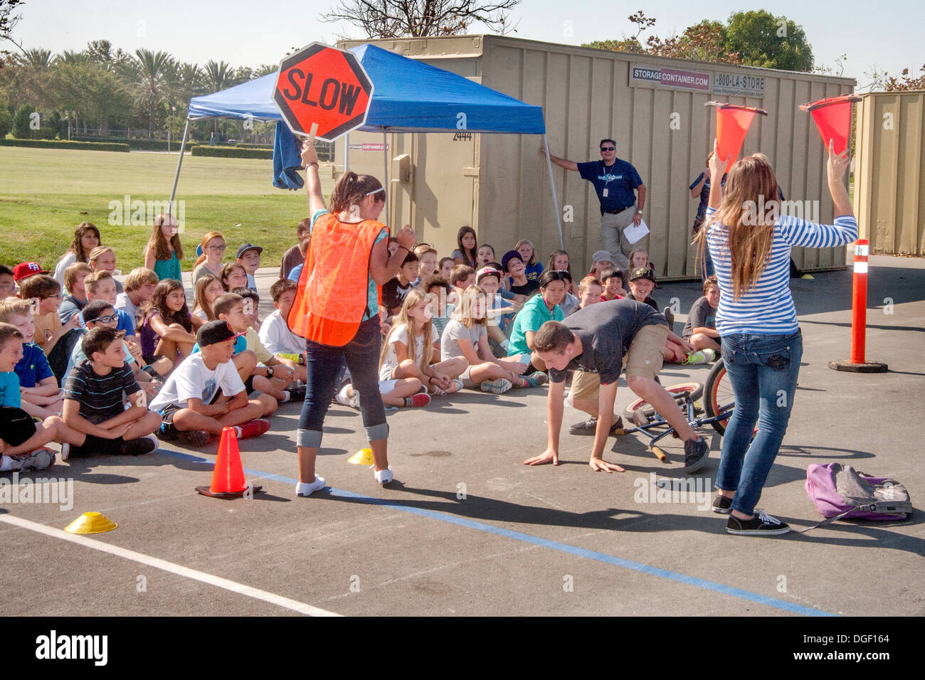 Mission Viejo, CA, gli studenti delle scuole medie di dimostrare il modo sbagliato di inserire il campus sull orgoglio giorno. Foto Stock