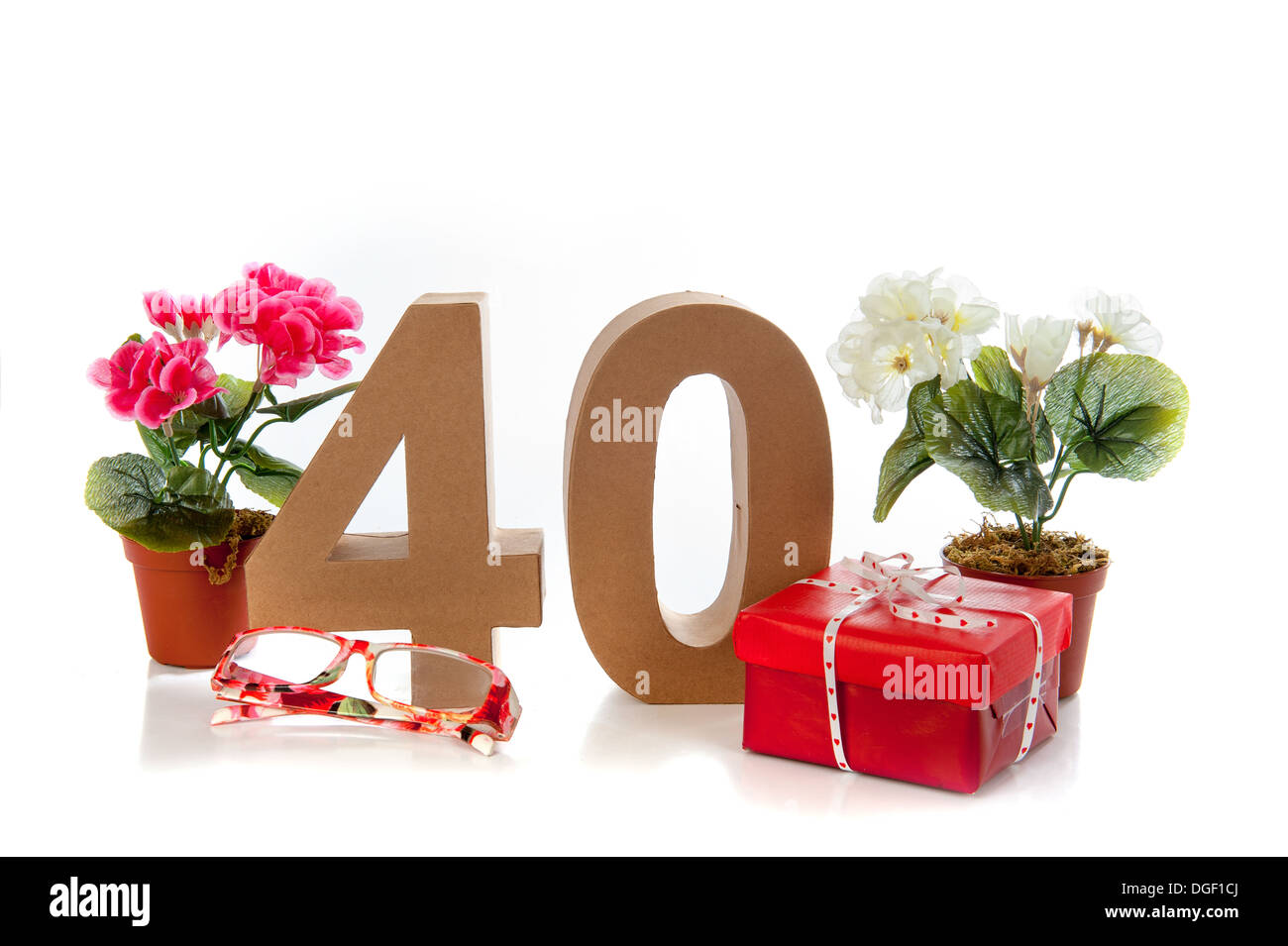 Per celebrare il quarantesimo compleanno, getting presenta come gli occhiali da lettura e una begonia Foto Stock