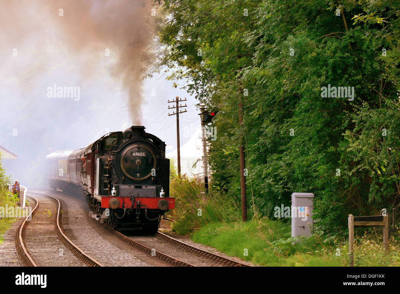 Treno a vapore lasciando Consall Station - Churnet Valley Railway Foto Stock