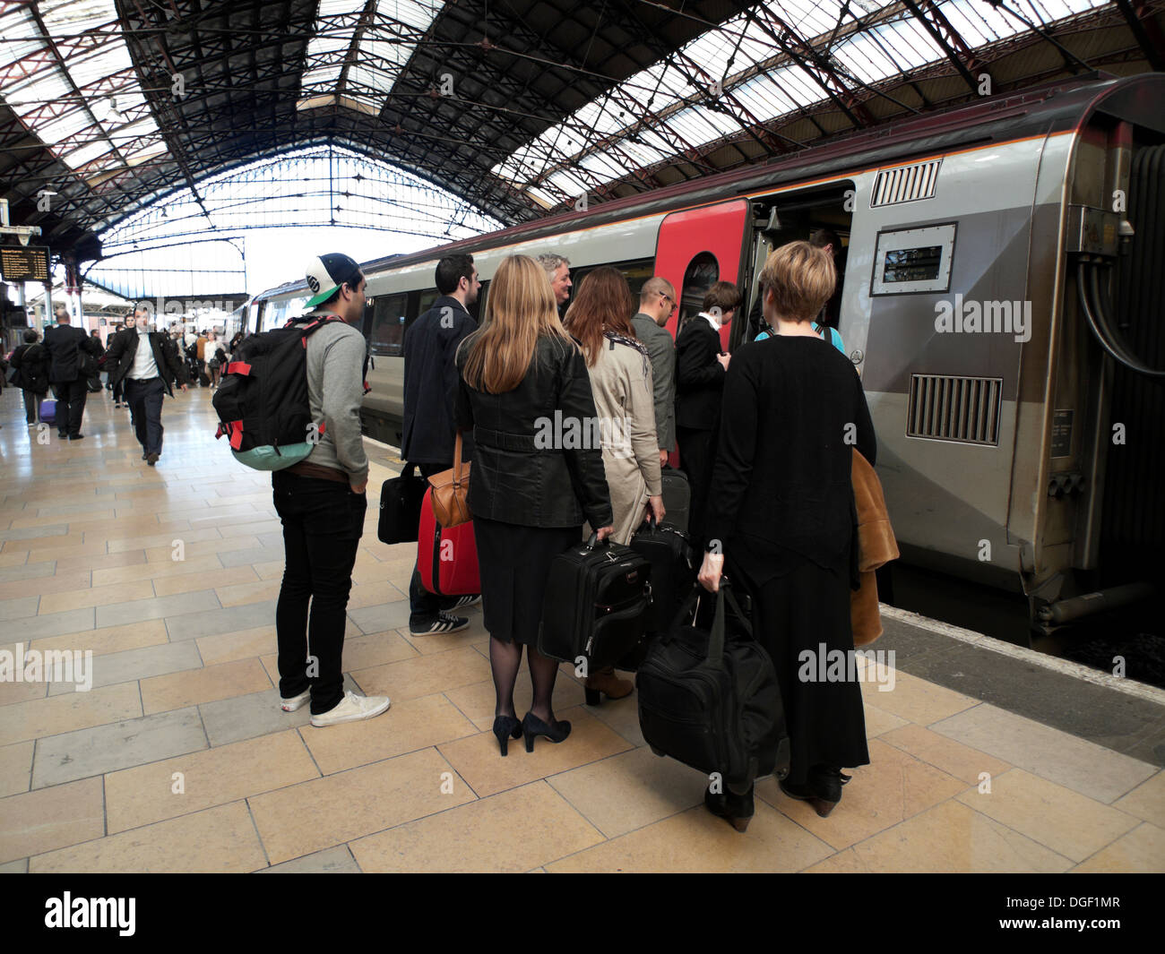 Pendolari di salire a bordo di un treno presso la stazione ferroviaria di Bristol Temple Meads Inghilterra UK KATHY DEWITT Foto Stock