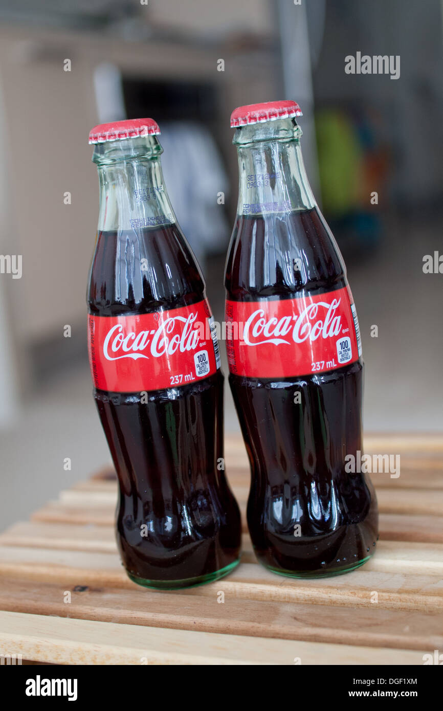 Due Canadian 237mL bottiglie di vetro di Coca-Cola. Foto Stock
