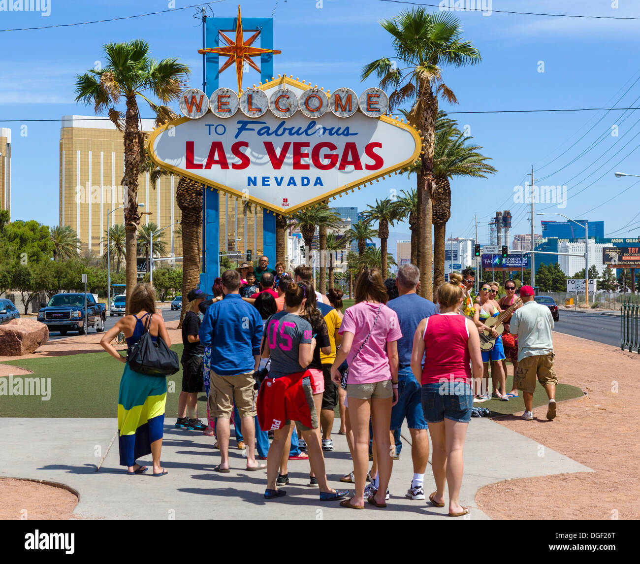 I turisti fodera fino ad avere una foto scattata sotto il Benvenuto nella favolosa Las Vegas segno, Las Vegas, Nevada, STATI UNITI D'AMERICA Foto Stock