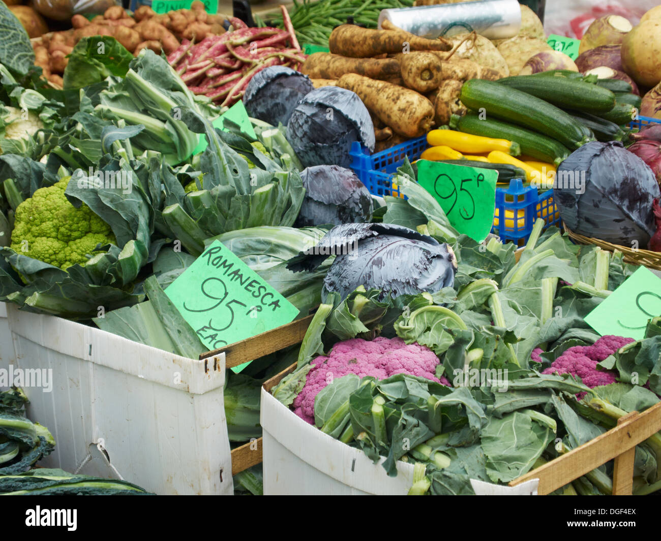 Caduta display vegetali, bagno del contadino, mercato Glouscestershrie, Inghilterra Foto Stock