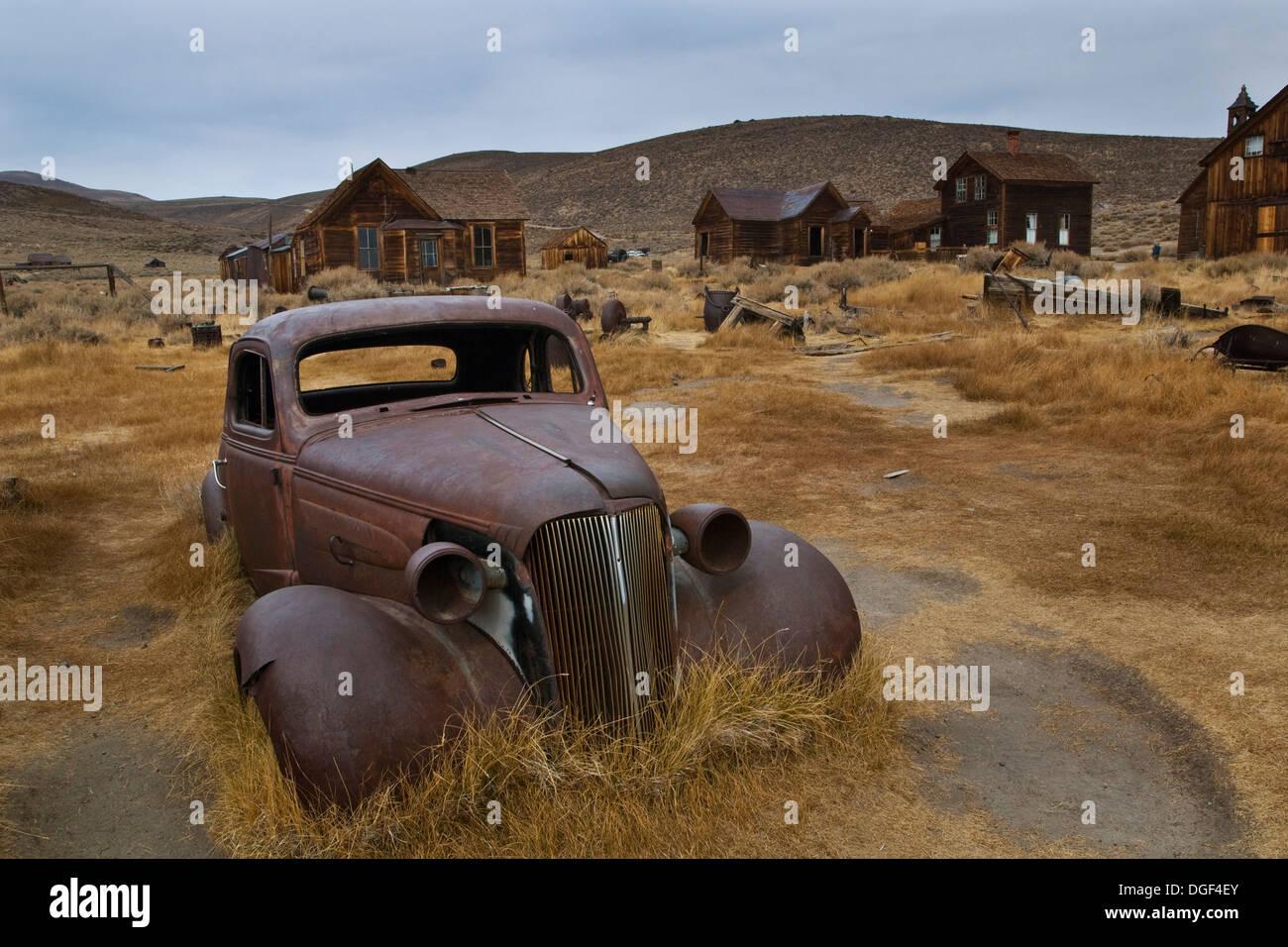 Vecchie automobili arrugginite in campo, Bodie State Historic Park, Mono County, California Foto Stock