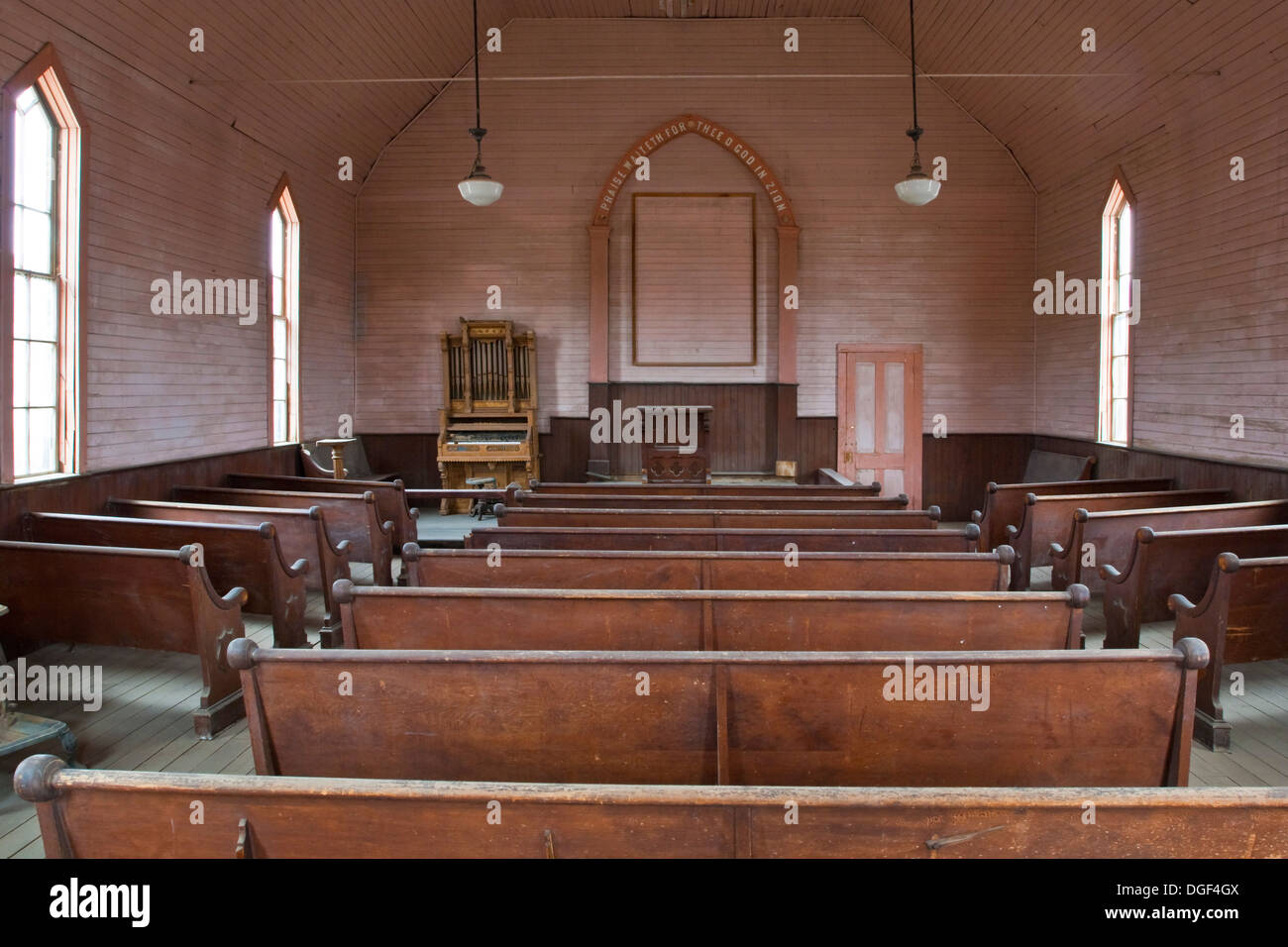 Interno della chiesa metodista, Bodie State Historic Park, Mono County, California Foto Stock