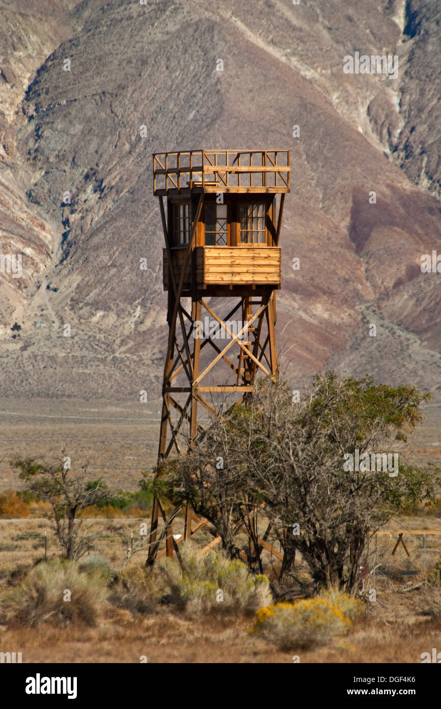 Replica torre di guardia, Manzanar giapponese Guerra Mondiale II internamento camp, nei pressi di indipendenza, Sierra orientale, California Foto Stock