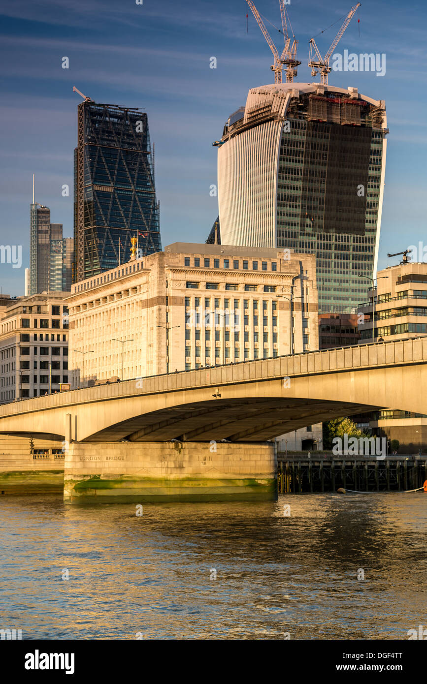 Walkie talkie, Cheesegrater, Heron Tower da sotto il ponte di Londra Foto Stock