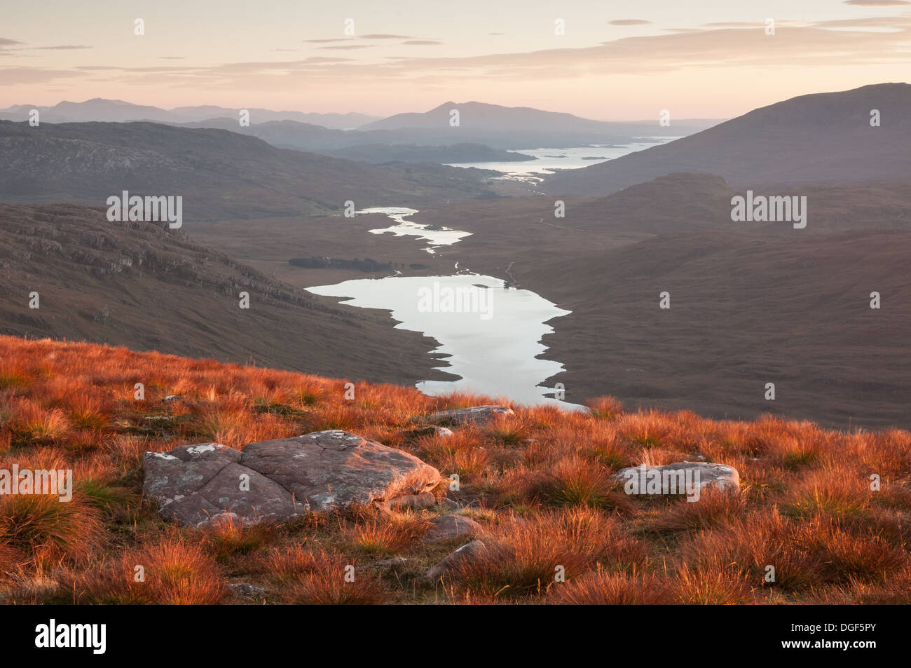 Vista sul Loch Damh, Loch Coultrie e Loch Kishorn da Beinn Damh, Torridon, Wester Ross, Highlands scozzesi Foto Stock