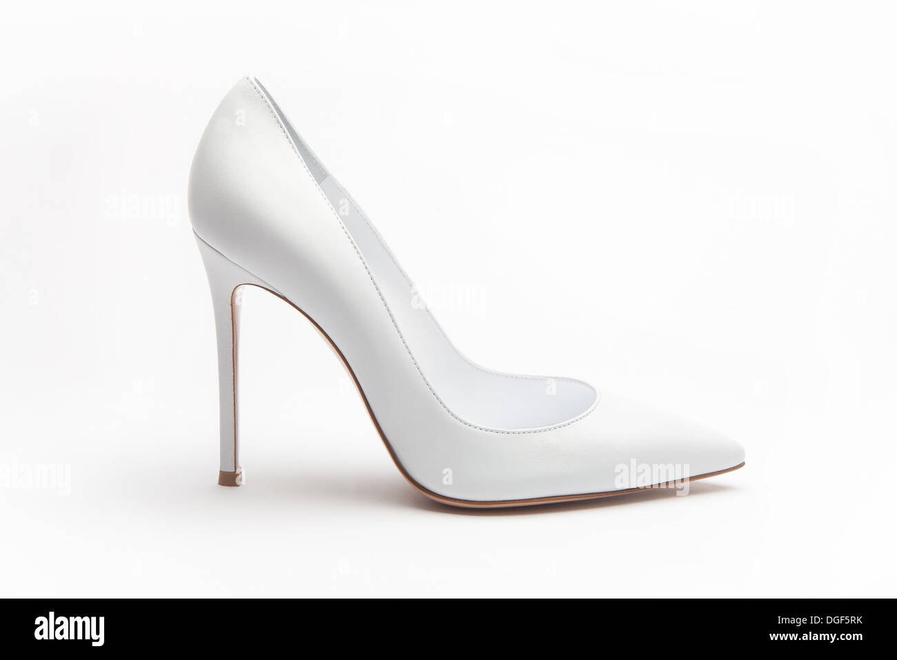 Tacchi alti contro uno sfondo bianco shot con illuminazione da studio Foto Stock