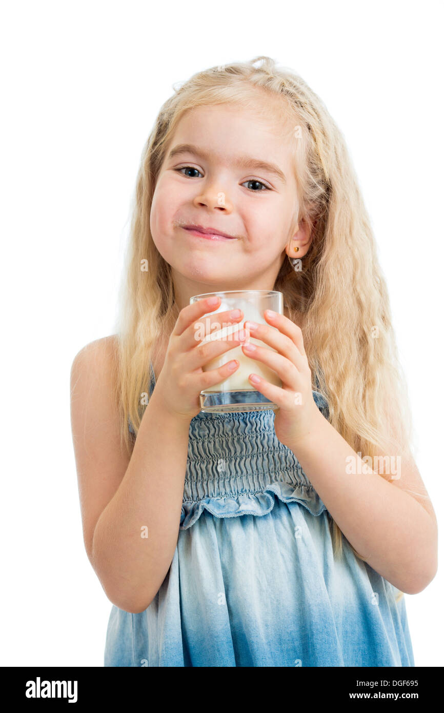 Kid ragazza bere yogurt o kefir o latte Foto Stock