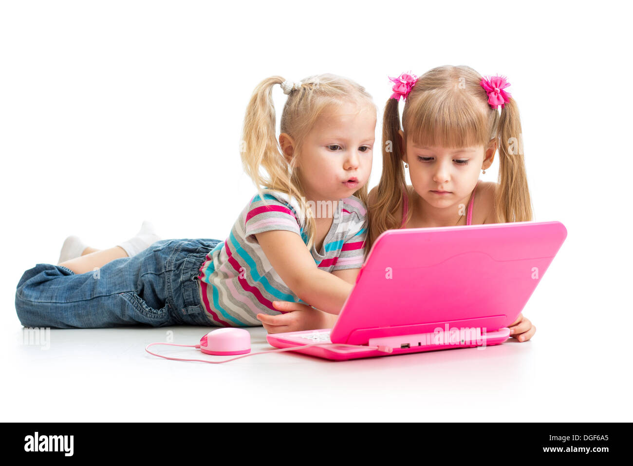 Kids amici guardando il laptop Foto Stock