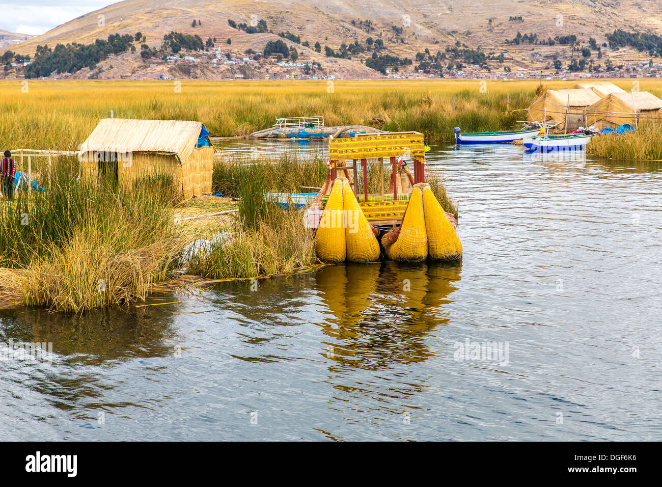 Tradizionale barca reed lago Titicaca Perù Puno Uros Sud America isole galleggianti strato naturale di circa uno o due metri di spessore Foto Stock