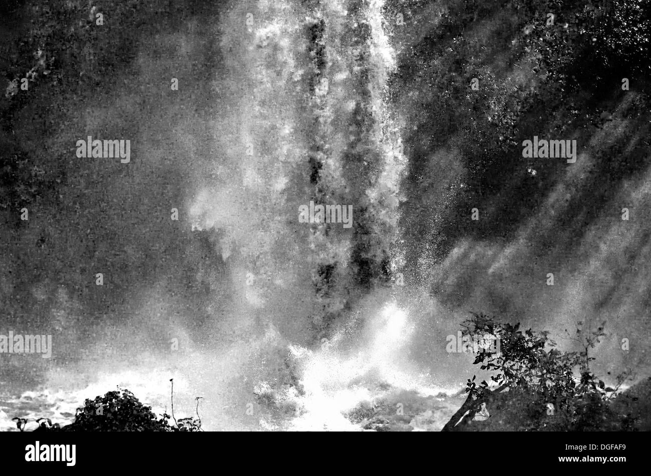 Argentina, Iguassu Parco Nazionale: immagine in bianco e nero che mostra i singoli cascata di Iguassu Falls Foto Stock