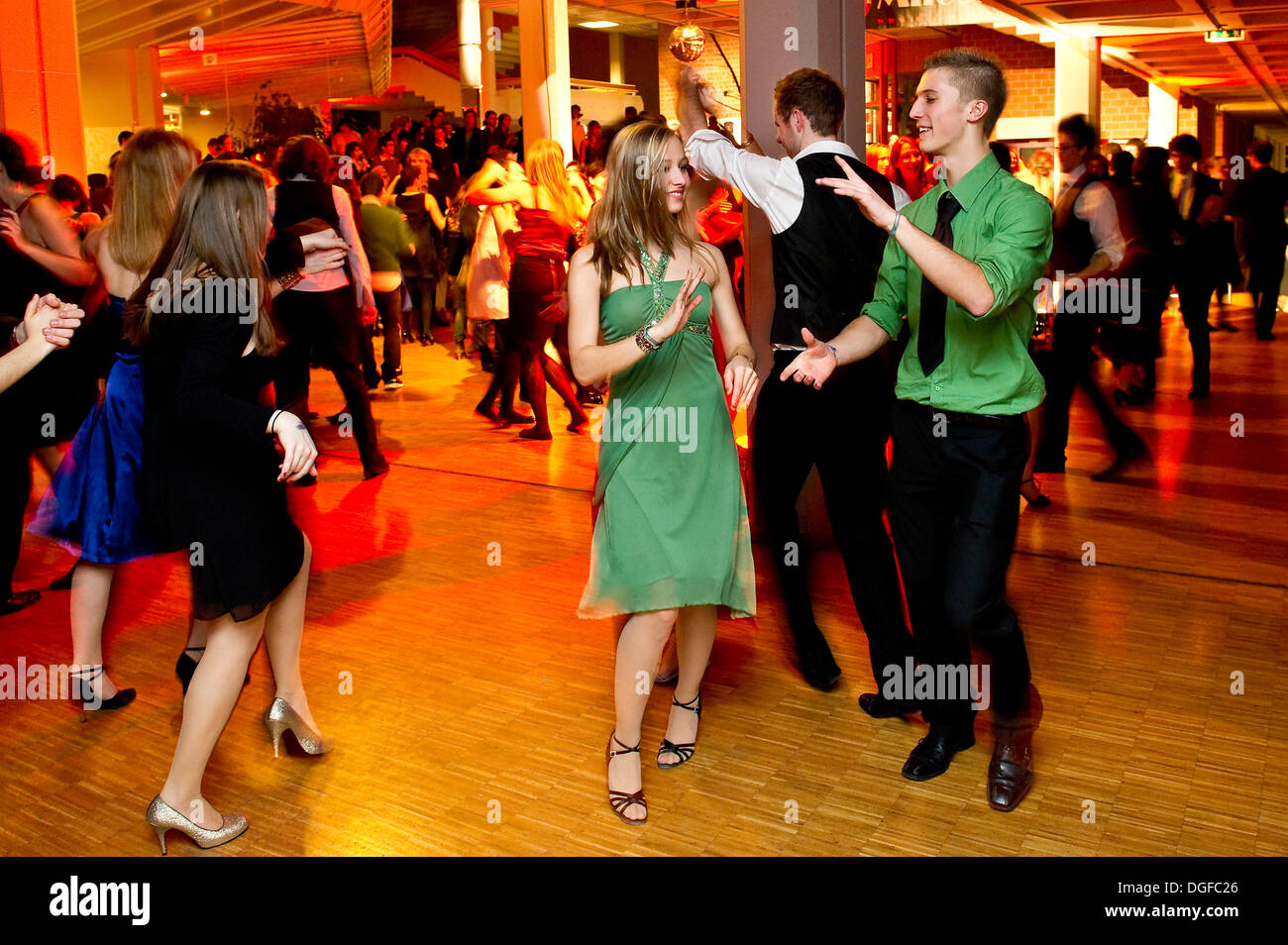 Coppia giovane dancing al prom di una scuola di danza, Germania Foto Stock