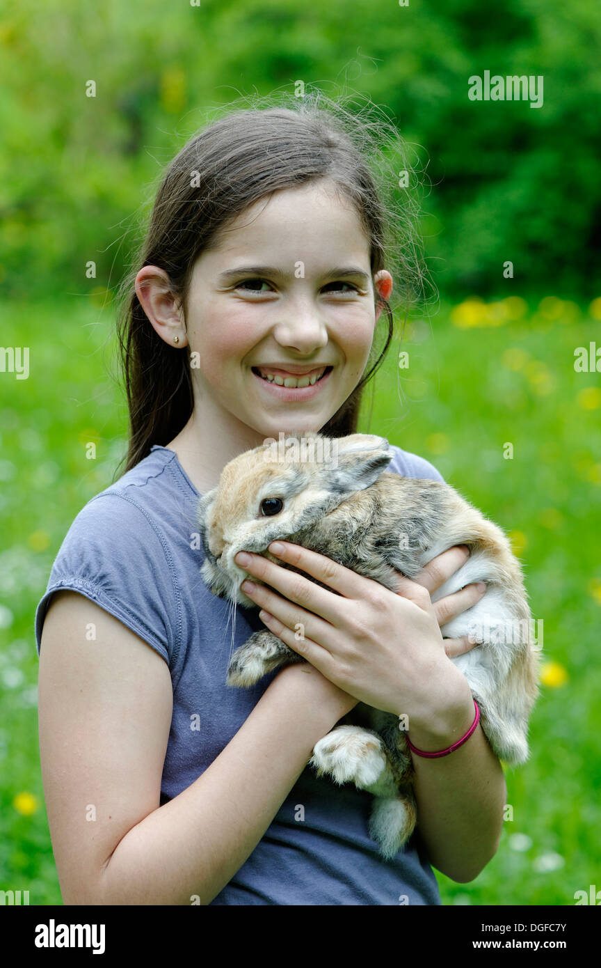 Ragazza con un coniglio nano, Alta Baviera, Baviera, Germania Foto Stock