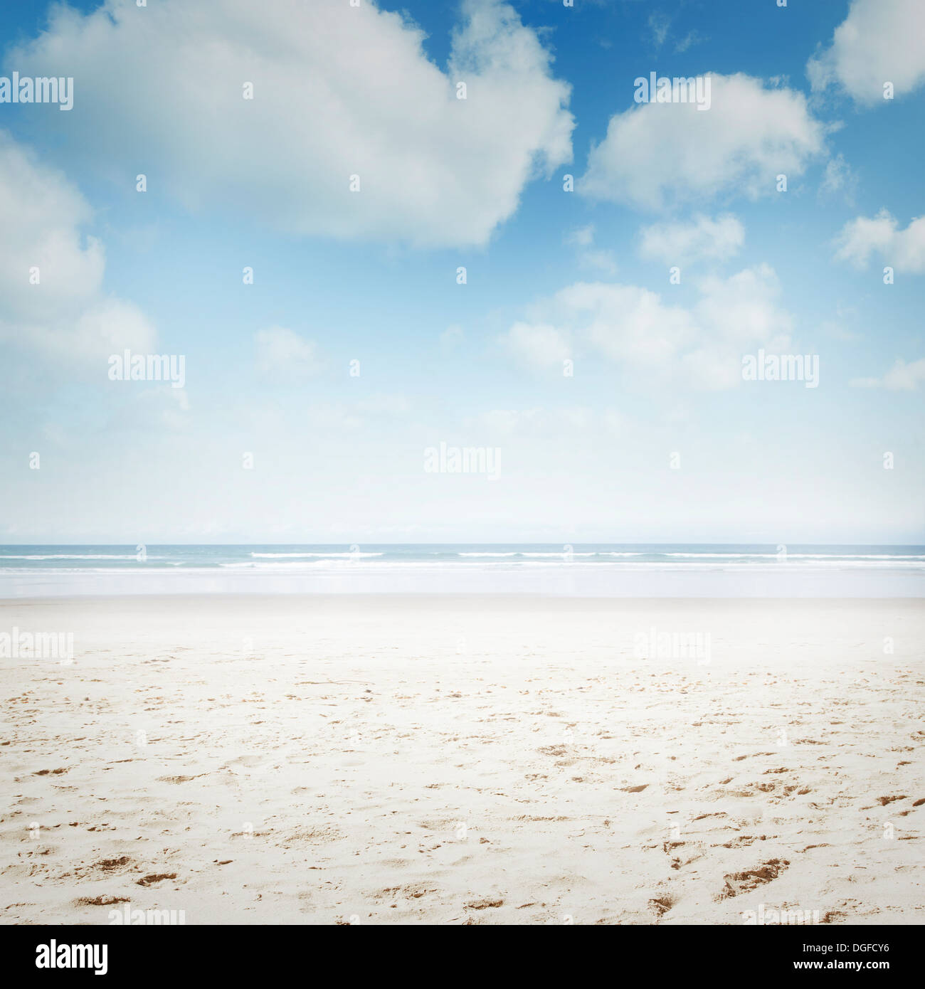 Sabbia e acqua e cielo uno scenario di spiaggia Foto Stock