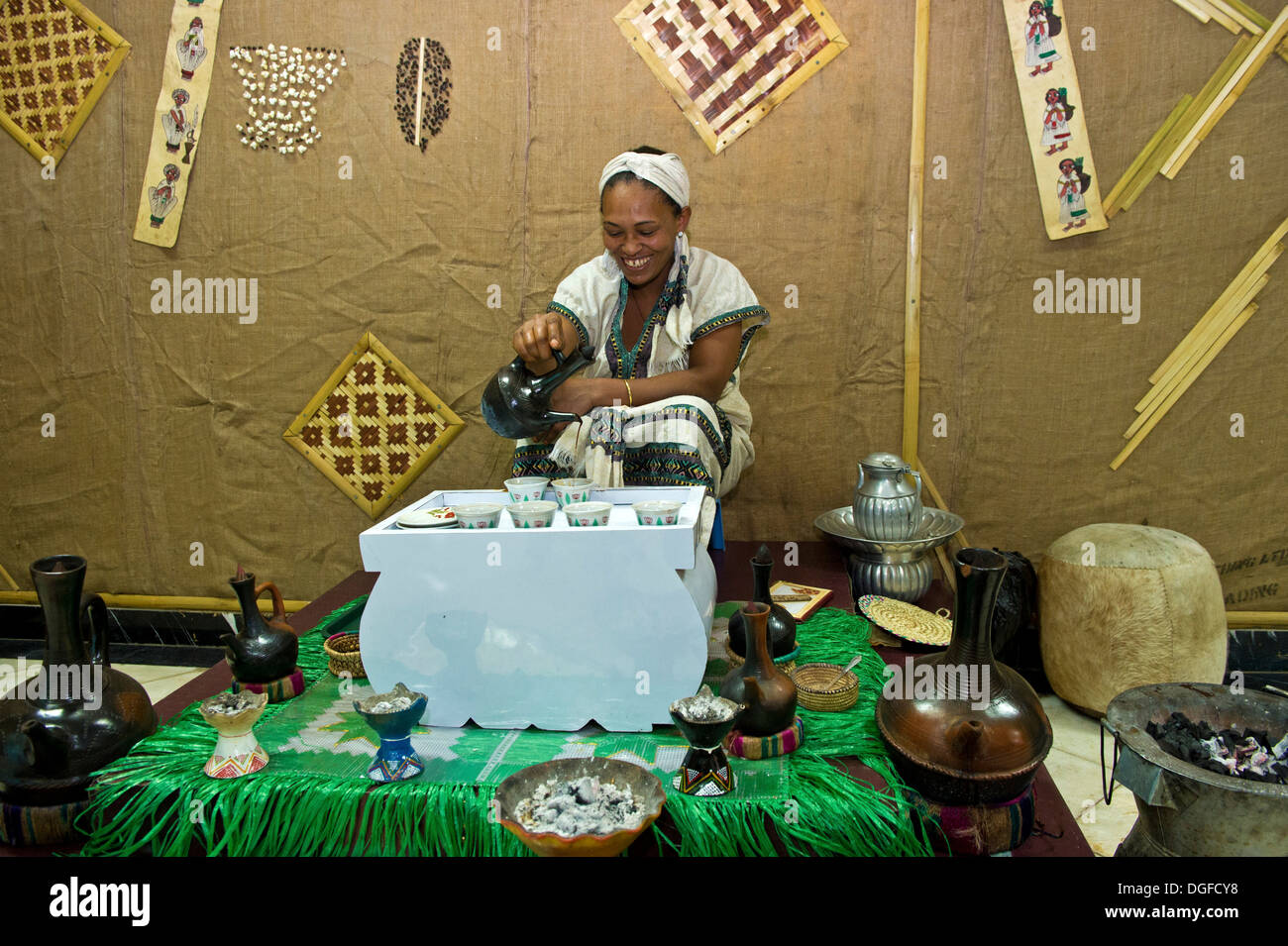 Donna etiope versa un caffè in una tradizionale cerimonia di caffè, Addis Abeba, Regione Oromia, Etiopia Foto Stock