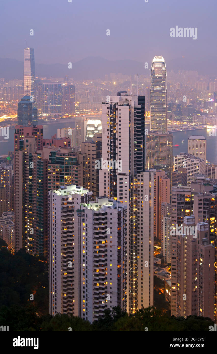 Grattacieli al crepuscolo, distretto di Kowloon sul retro, Victoria Harbour, Hong Kong, Hong Kong, Cina, Repubblica Popolare di Cina Foto Stock