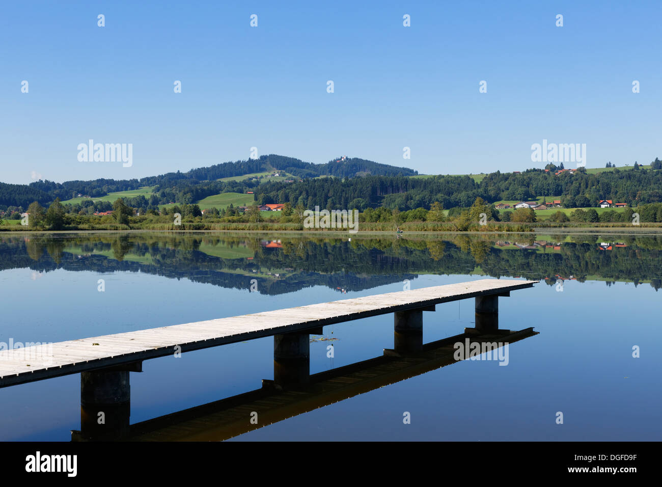 Jetty di Haslacher vedere il lago, Auersberg hill sul retro, Bernbeuren, Pfaffenwinkel regione, Alta Baviera, Baviera, Germania Foto Stock