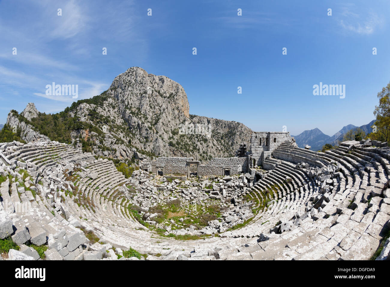 Il teatro e il Monte Solymos, antica città di Termessos, sui monti Taurus, Termessos, Provincia di Antalya, Turchia Foto Stock