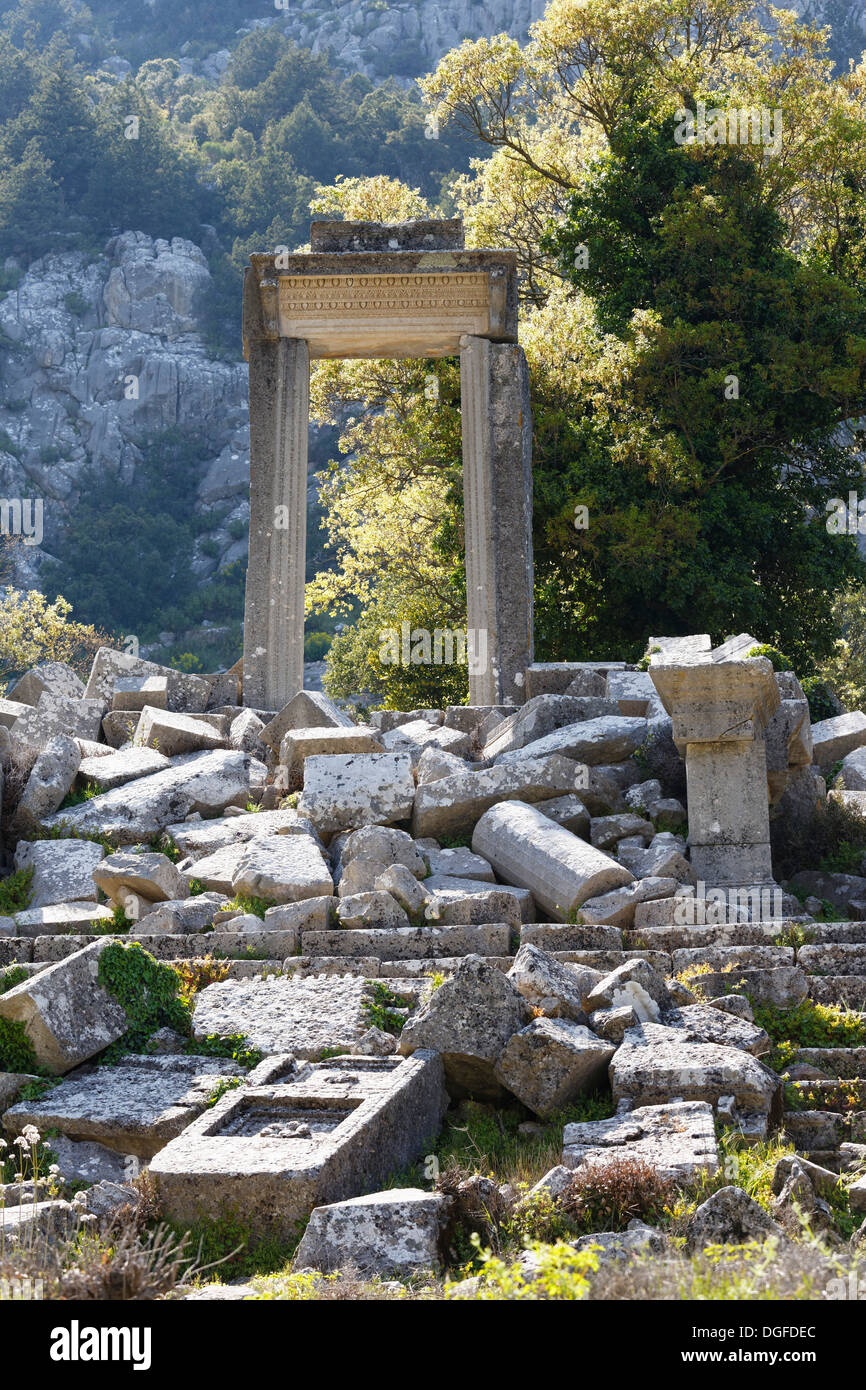 Tempio di Artemide e Adriano&#39;s Gate, antica città di Termessos, sui monti Taurus, Termessos, Provincia di Antalya, Turchia Foto Stock