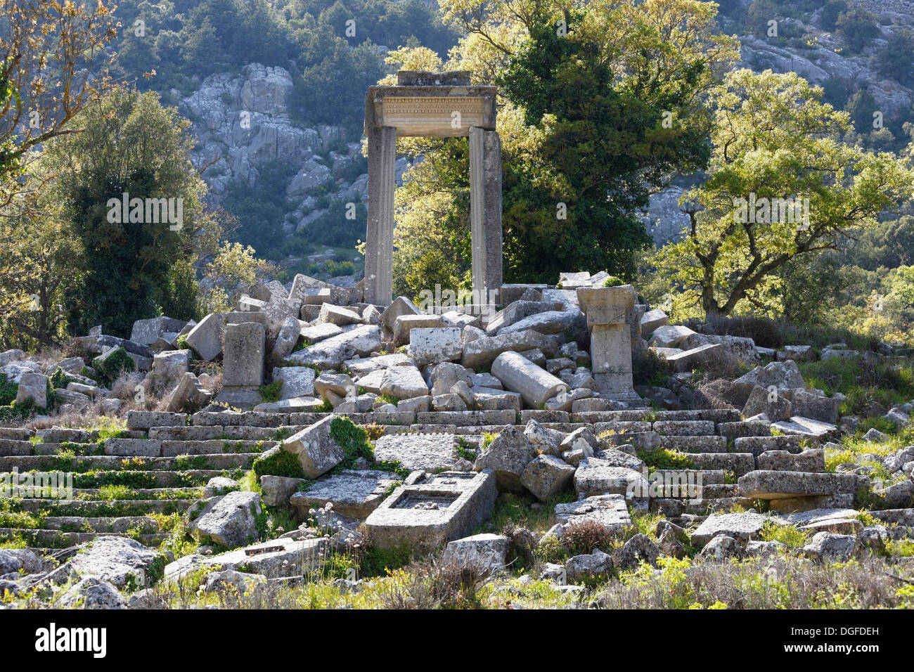 Tempio di Artemide e la Porta di Adriano e antica città di Termessos, sui monti Taurus, Termessos, Provincia di Antalya, Turchia Foto Stock