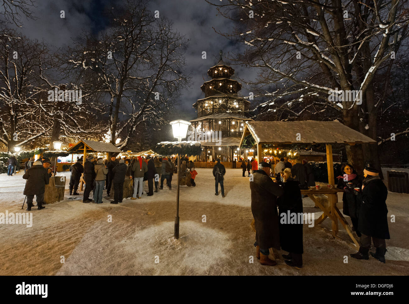 Persone che passeggiano attraverso il mercato di Natale presso la Torre Cinese nel Giardino Inglese, Monaco di Baviera, Baviera, Baviera Foto Stock